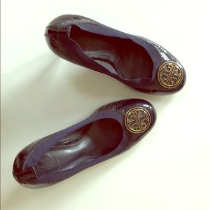 Classic Tory Burch heels in navy blue